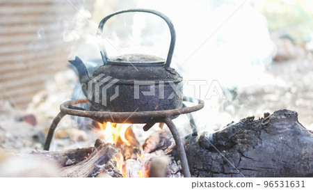 The kettle is hot, the countryside is a simple way of life. 96531631