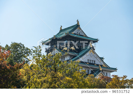 [紅葉]秋天的大阪城公園[大阪城天守閣] 96531752