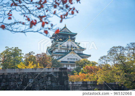[紅葉]秋天的大阪城公園[大阪城天守閣] 96532068