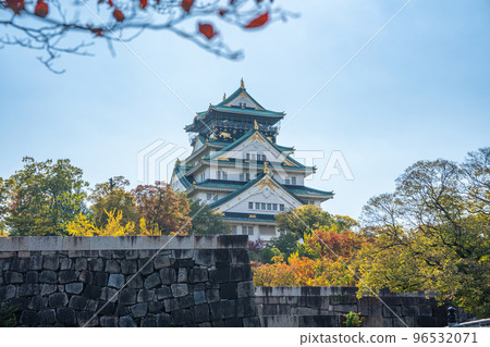 [紅葉]秋天的大阪城公園[大阪城天守閣] 96532071