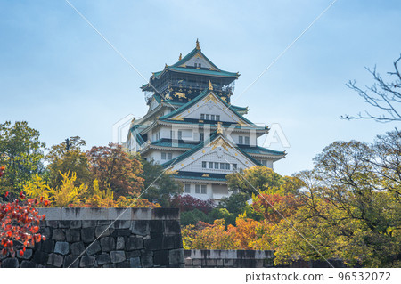[紅葉]秋天的大阪城公園[大阪城天守閣] 96532072
