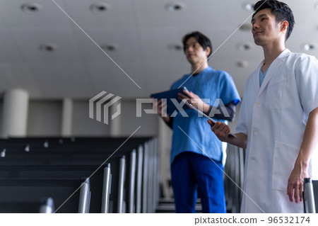 在醫療領域工作的男性員工 96532174