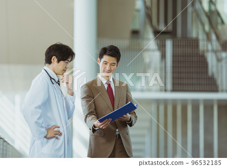Male staff working in the medical field 96532185