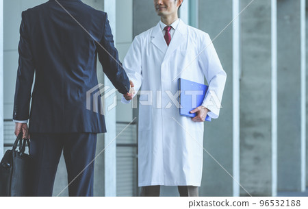 在醫療領域工作的男性員工 在醫療領域工作的男性員工 96532188