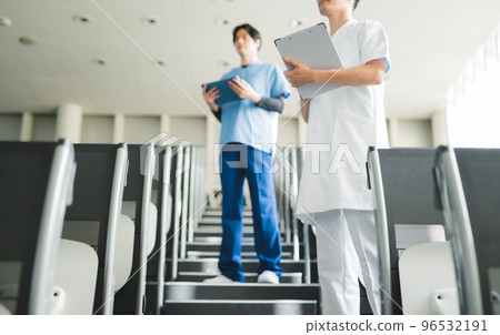 在醫療領域工作的男性員工 96532191