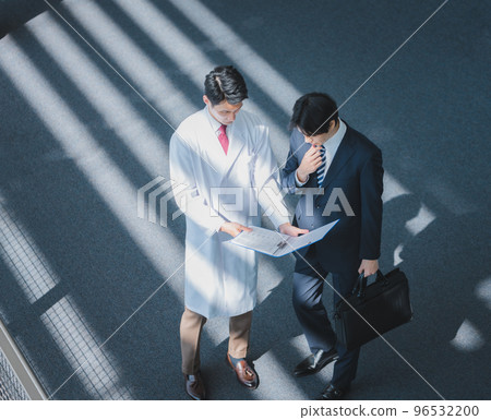 在醫療領域工作的男性員工 在醫療領域工作的男性員工 96532200