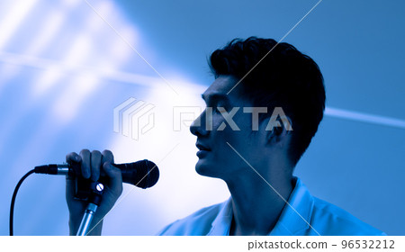 在醫療領域工作的男性員工 96532212