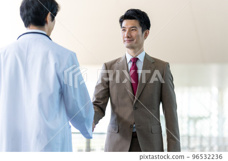 Male staff working in the medical field 96532236