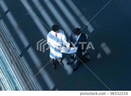 在醫療領域工作的男性員工 在醫療領域工作的男性員工 96532238