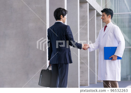 Male staff working in the medical field 96532263
