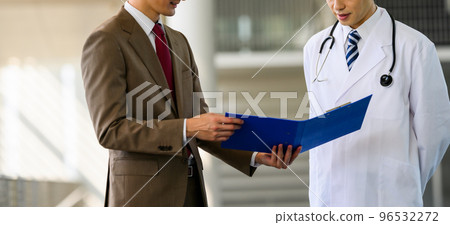 在醫療領域工作的男性員工 96532272