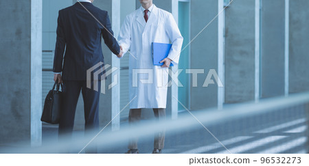 在醫療領域工作的男性員工 96532273