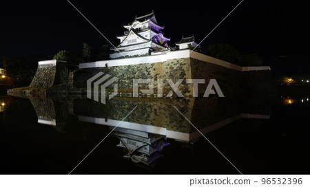 岸和田城點亮紫色,這是消除對女性的暴力行為的象徵色 岸和田城點亮紫色,這是消除對女性的暴力行為的象徵色 96532396
