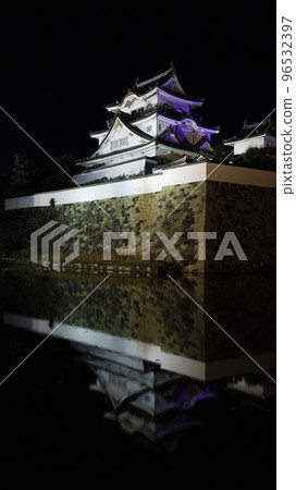 岸和田城點亮紫色,這是消除對女性的暴力行為的象徵色 岸和田城點亮紫色,這是消除對女性的暴力行為的象徵色 96532397