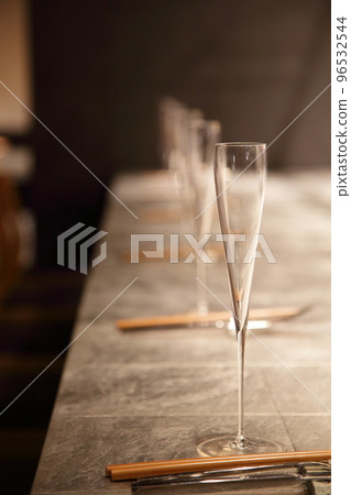 錫櫃和漂亮的香檳酒杯 96532544