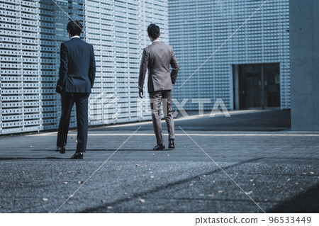 Cool businessman in his 30s-40s wearing a suit 96533449