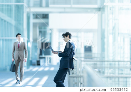 穿著西裝的 30-40 多歲的酷商人 96533452