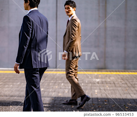 穿著西裝的 30-40 多歲的酷商人 96533453