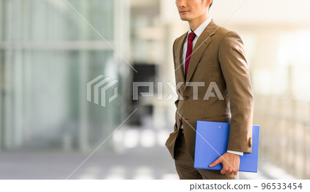 穿著西裝的 30-40 多歲的酷商人 96533454