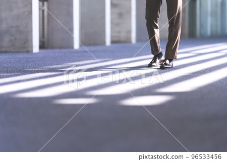 穿著西裝的 30-40 多歲的酷商人 96533456