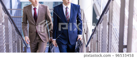 穿著西裝的 30-40 多歲的酷商人 96533458