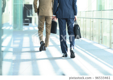 Cool businessman in his 30s-40s wearing a suit 96533461