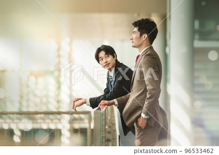 穿著西裝的 30-40 多歲的酷商人 96533462