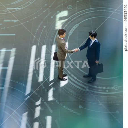 握手的兩個商人 握手的兩個商人 96533491