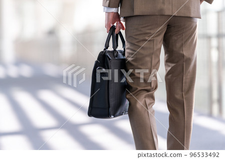 穿著西裝的 30-40 多歲的酷商人 96533492