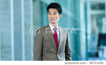 穿著西裝的 30-40 多歲的酷商人 穿著西裝的 30-40 多歲的酷商人 96533494