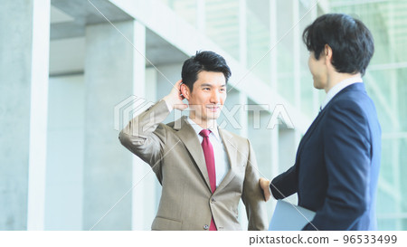 穿著西裝的 30-40 多歲的酷商人 96533499