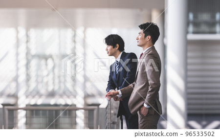 穿著西裝的 30-40 多歲的酷商人 96533502