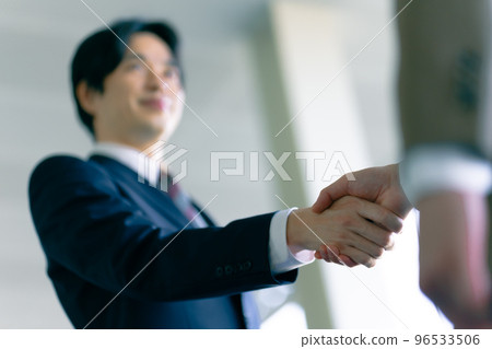 握手的兩個商人 96533506