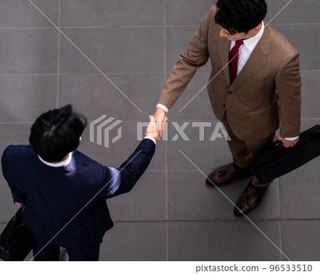 握手的兩個商人 96533510