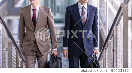 穿著西裝的 30-40 多歲的酷商人 96533512