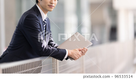 Cool businessman in his 30s-40s wearing a suit 96533514