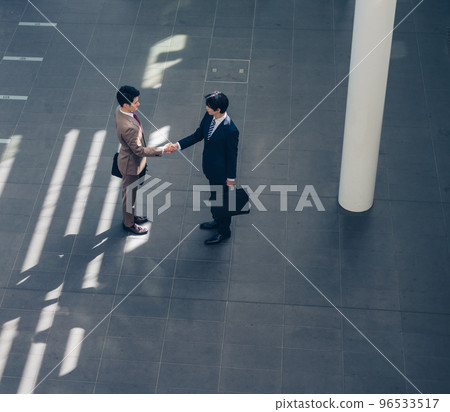 Two businessmen shaking hands 96533517