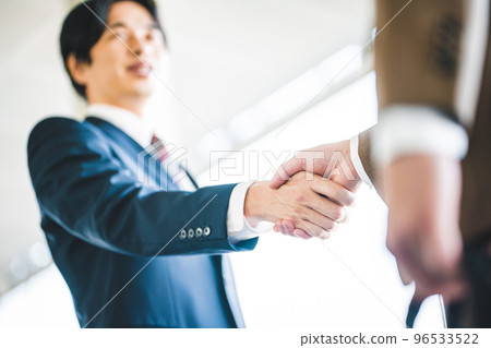 握手的兩個商人 96533522