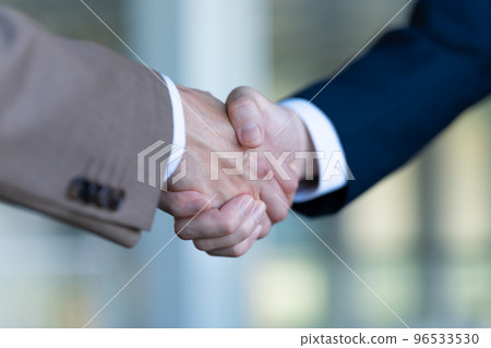 Two businessmen shaking hands 96533530