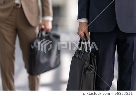 穿著西裝的 30-40 多歲的酷商人 96533531