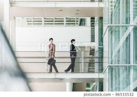 穿著西裝的 30-40 多歲的酷商人 穿著西裝的 30-40 多歲的酷商人 96533532