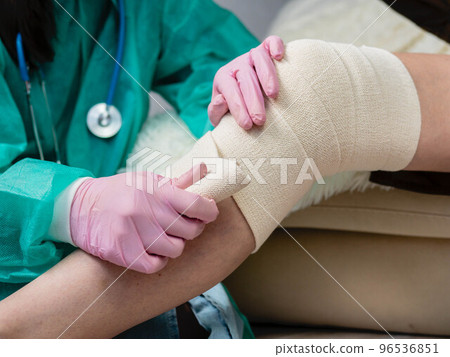 Close-up Applying a healing ointment to a bruise on the leg. Family doctor examines leg injury 96536851