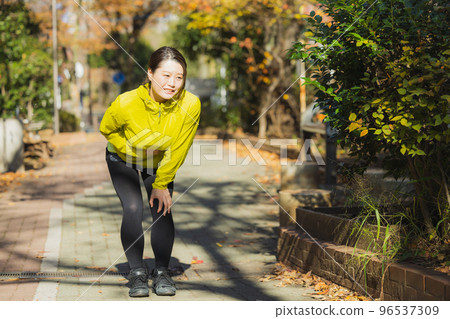 Running woman painful 96537309