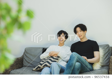一對夫婦在沙發上放鬆 96537438