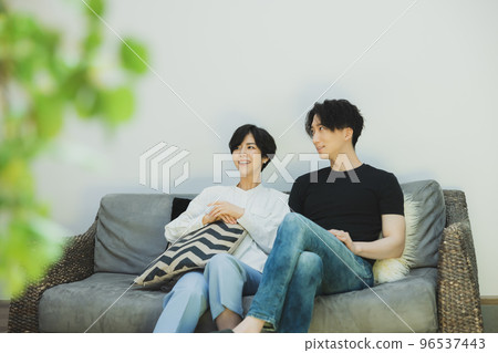 一對夫婦在沙發上放鬆 一對夫婦在沙發上放鬆 96537443