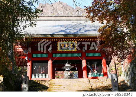 [Tomioka City Main gate of Myogi Shrine, a nationally designated important cultural property enshrining Yamato Takeru no Mikoto] 96538345