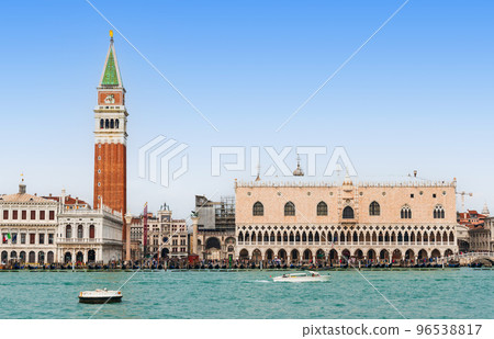 威尼斯總督宮和聖馬可廣場鐘樓 96538817