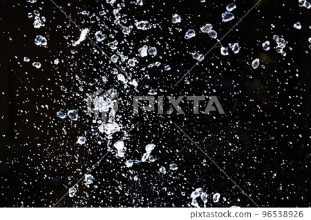 噴霧漂浮在空中的瞬間的慢動作圖像 96538926