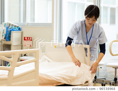 A woman who makes a bed makeup A woman who makes a bed makeup 96538968