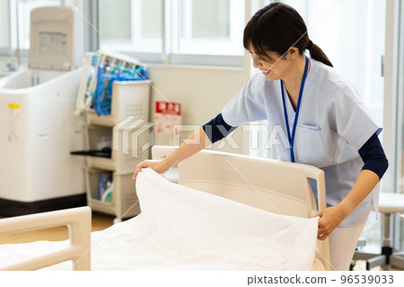 woman making bed woman making bed 96539033
